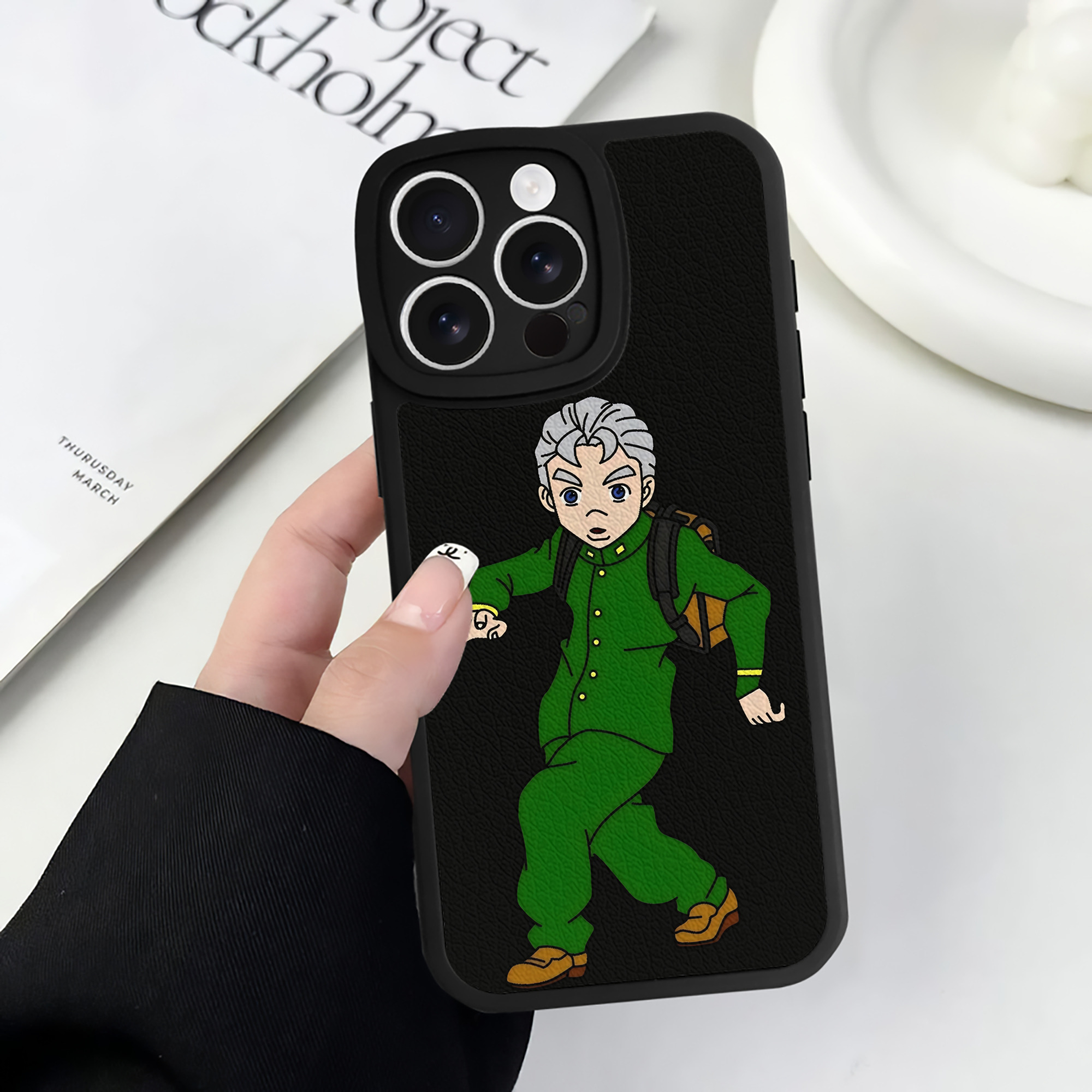 （画像用） ジョジョの奇妙な冒険 広瀨康一 JoJo's Bizarre Adventure Hirose Koichi 【iPhone 16シリーズ対応】シリコンスマホケース（レザー調） 材質：シリコン